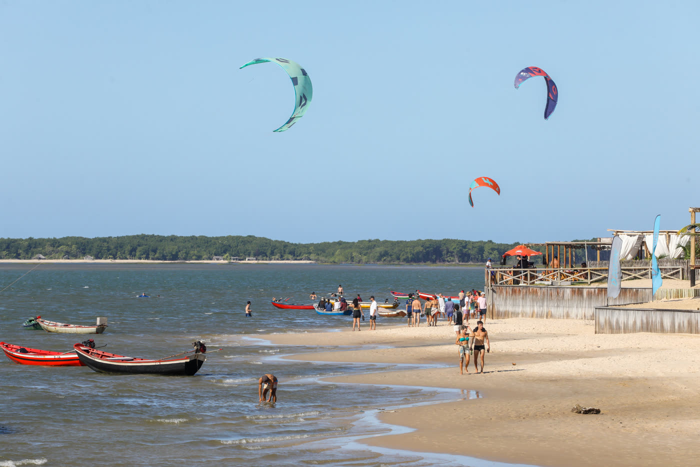 Praia de Atins com pipas de kitesurf no céu
