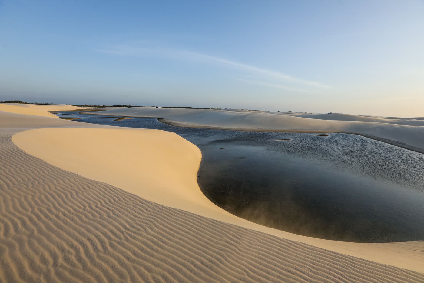 Duna alta e lagoa no fim da tarde