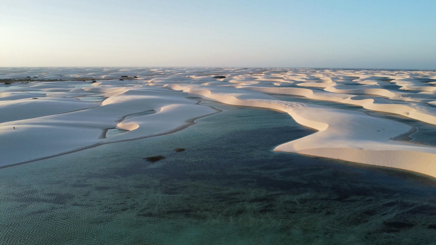 Vista aérea de dunas e lagoas a perder de vista